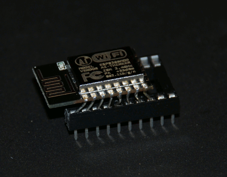 der ESP-12E, passend für Lochraster